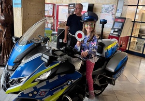 3 Uniwersytecki Szpital Dziecięcy dziewczynka siedząca na policyjnym motocyklu