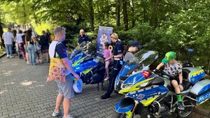 w krakowskim zoo policjanci, dzieci i dorośli przy służbowych motocyklach
