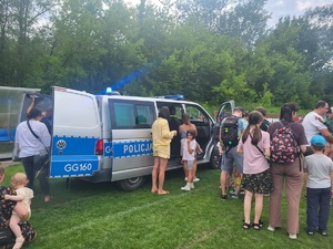 uczestnicy pikniku oglądają policyjny radiowóz
