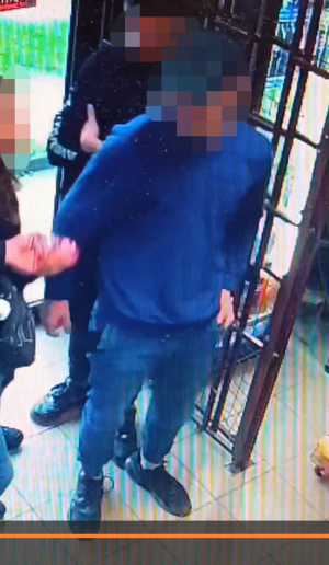 mężczyzna w granatowej bluzie i dżinsowych spodniach
