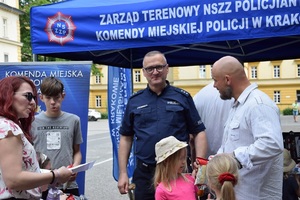 policjant i uczestnicy wydarzenia