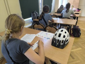 uczennica rozwiązuje test wiedzy z zasad ruchu drogowego