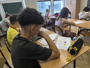 uczeń podczas egzaminu teoretycznego na kartę rowerową