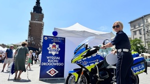 policjantka ruchu drogowego przy motocyklu
