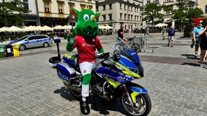 maskotka smoka na policyjnym motocyklu