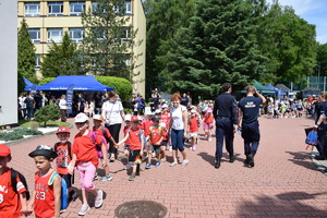 dzieci wraz z opiekunami przemieszczające się po obiekcie Szkoły Policji w Katowicach