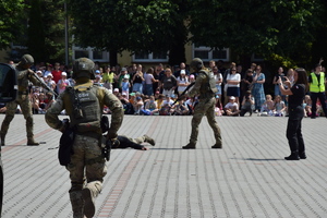 funkcjonariusze służby więziennej w trakcie pokazu na placu apelowym