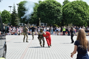 pokaz funkcjonariuszy służby więziennej na placu apelowym Szkoły Policji w Katowicach