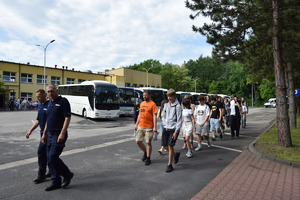 uczniowie prowadzeni przez słuchaczy szkoły przez ulice na obiekcie Szkoły Policji w Katowicach