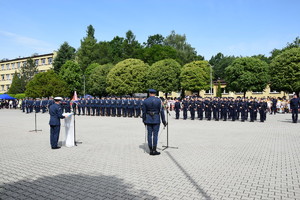umundurowani policjanci oraz słuchacze szkoły zgromadzeni na placu apelowym