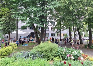 festyn przed budynkiem placówki edukacyjnej