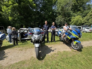 Policjant i policjantka stoją przy motocyklach