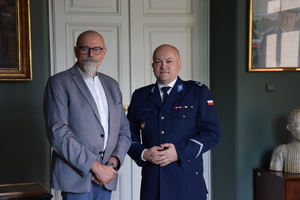 Komendant krakowskiej komendy miejskiej na wspólnym zdjęciu z Rektorem Akademii Sztuk Pięknych w Krakowie