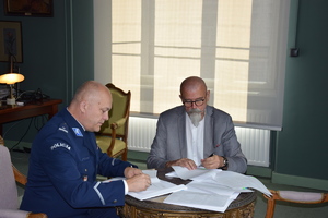 Komendant Miejski Policji w Krakowie oraz Rektor Akademii Sztuk Pięknych w Krakowie w trakcie podpisywania porozumienia
