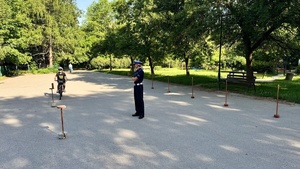 Policjantka egzaminuje dziewczynkę zdającą egzamin na kartę rowerową SP 52