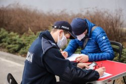 policjant wypełniający ankietę