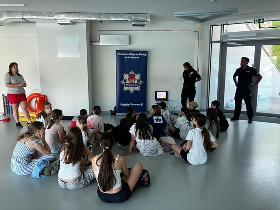 Policjanci wspólnie ze strażnikami prowadzą wykład dla dzieci