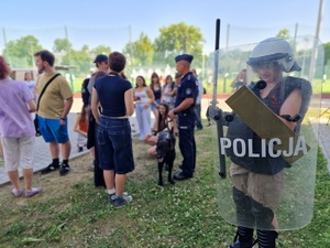 Dziewczyna w policyjnym stroju podczas pikniku