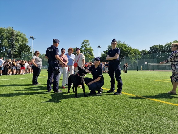 Policjantki i policjant z psem służbowym na pikniku prewencyjnym