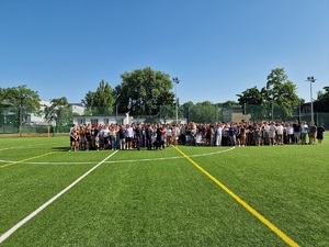 Zdjęcie grupowe uczestnikow pikniku