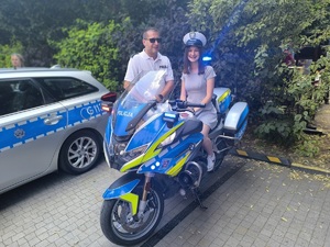 Dziewczynka na policyjnym motocyklu