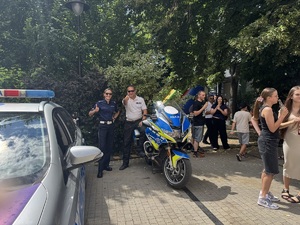 Policjanci Wydziału Ruchu Drogowego podczas pikniku