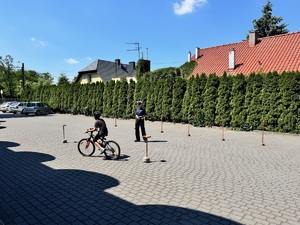 policjantka nadzorująca egzamin praktyczny