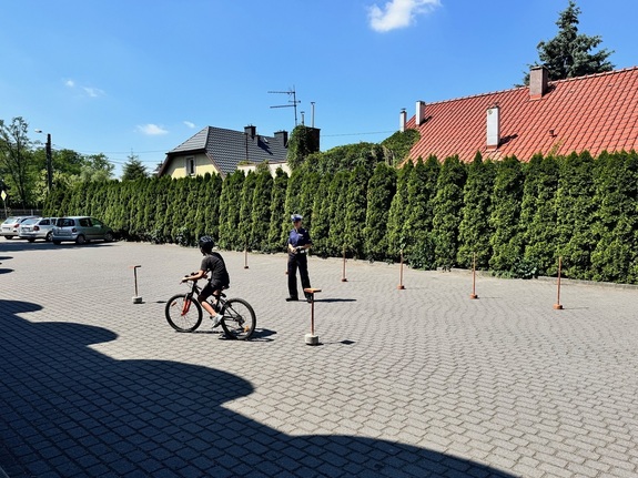 policjantka nadzorująca egzamin praktyczny