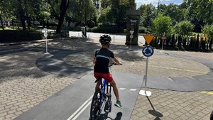 dziecko na rowerze pokonujące uliczki miasteczka rowerowego