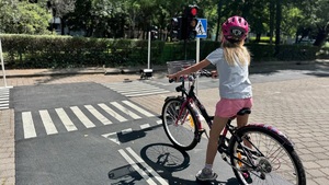 dziewczynka na swoim rowerze korzystająca z przygotowanego miasteczka rowerowego