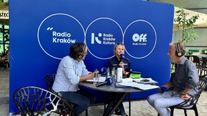 policjantka ruchu drogowego udzielająca wywiadu dziennikarzom