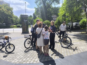 uczestnicy pikniku rowerowego z policjantami