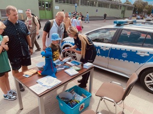 policyjne stoisko podczas parady autobusów w Bieńczycach