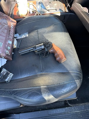 Pistolet leżący na siedzeniu samochodu