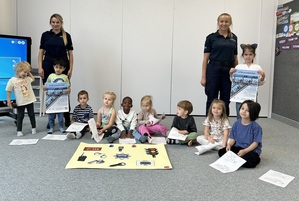 pamiątkowe zdjęcie policjantek z przedszkolakami