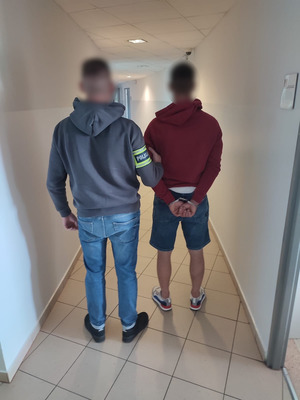 nieumundurowany policjant z zatrzymany w korytarzu