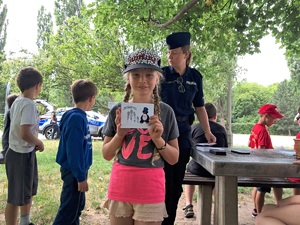 dziewczynka pokazuje pamiątkową kartę z odbitym odciskiem swojej dłoni