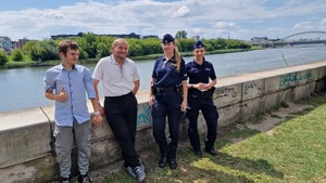Policjantka i turyści na wspólnym zdjęciu