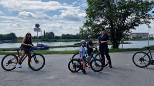 Policjantka wręcza naklejki dzieciom