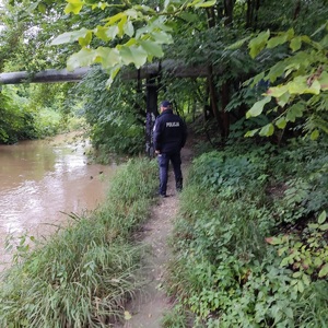 Dzielnicowy kontroluje stan potoku