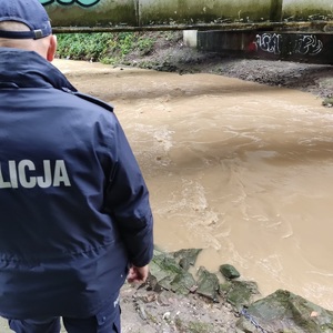 Policjant kontroluje stan wody