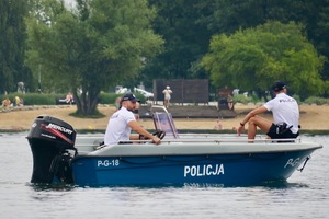 Policjanci z Komisariatu Wodnego na łodzi