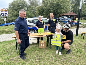 Policjant i goście stoiska policyjnego