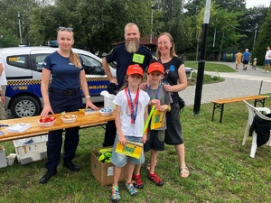 Policyjne stoisko i jego goście podczas Slow Swimming