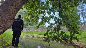 Dzielnicowy z Komisariatu Policji VI w Krakowie kontroluje akwen wodny