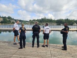Funkcjonariusze sprawdzają jedno z krakowskich kąpielisk