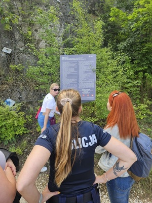 Policjantka sprawdza regulamin jednego z krakowskich kąpielisk