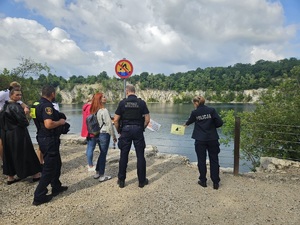 Słuzby sprawdzają oznakowanie kąpielisk