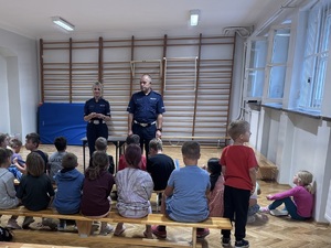 Policjant i policjantka w trakcie wykładu dla dzieci