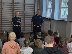 Policjant i policjantka WRD podczas prelekcji